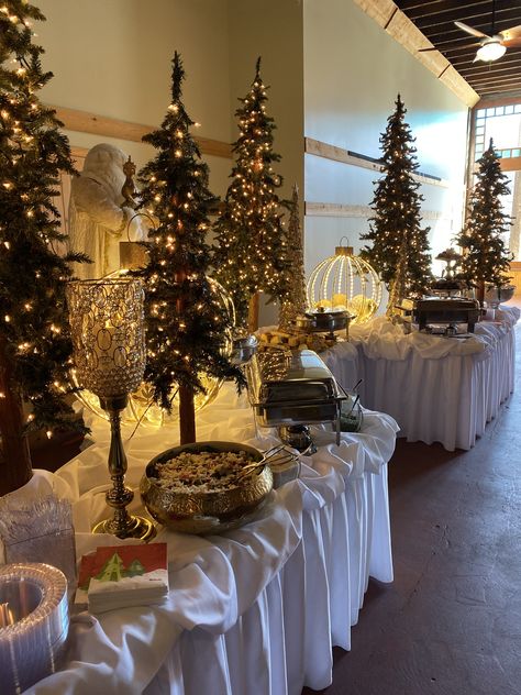 Christmas Wedding Food Buffet, Christmas Catering Ideas Buffet Tables, Staff Christmas Party Ideas, Wedding Buffet Table Decor, Christmas Buffet Table, Wedding Buffet Table, Christmas Catering, Church Christmas Party, Christmas Pajama Party