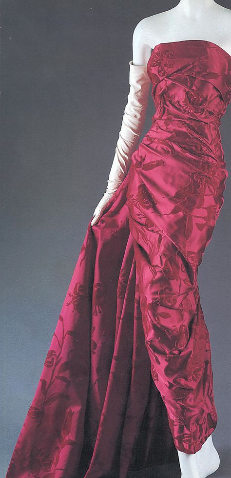 The Dior "Lys" dress from 1957. In style today as it was then. Classier than so much one sees these days. House Of Dior, Fashion 1940s, Opera Gloves, Fashion 1950s, Vintage Makeup, Vintage Gowns, Vintage Couture, 1940s Fashion, Moda Vintage