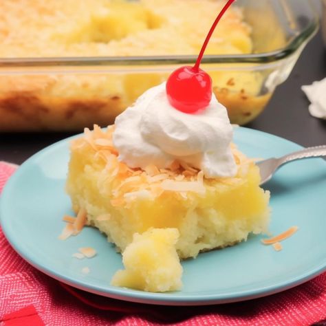 Pineapple Piña Colada Dump Cake Pina Colada Dump Cake, Earthquake Cake, Easiest Dessert, Dump Cake Recipe, Dump Cakes, Recipe Italian, Crescent Ring, Mix Recipes, Dump Cake Recipes