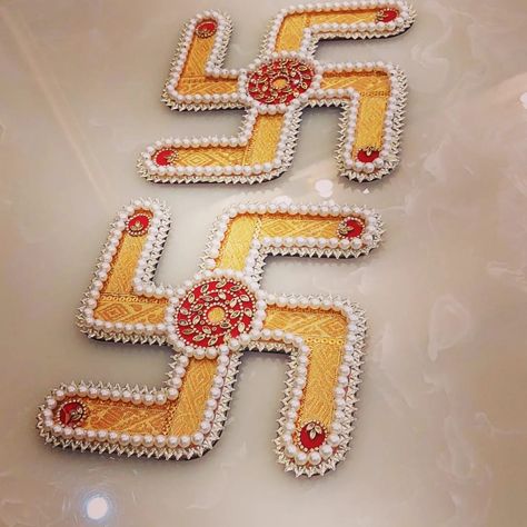 Swastik Design, Diy Diwali Gifts, Rangoli Decoration, Body Preschool, Indian Wedding Theme, Hanging Crafts, Acrylic Rangoli, Door Hanging Decorations, Cardboard Crafts Diy