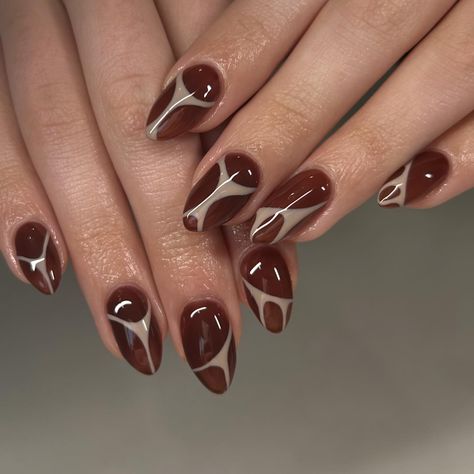 Brown abstract🤎 Inspo: @v.nailedit_ #luminary #luminarynailsystems #buildergel #brownnails #abstractnails #naturalnails Cool Autumn Nails, Cute Simple Brown Nails, Brown Gel X Nail Designs, Abstract Autumn Nails, Brown Flame Nails, Brown Nail Art Ideas, Brown Airbrush Nails, Brown Nail Designs Almond, Nail Ideas Fall Autumn