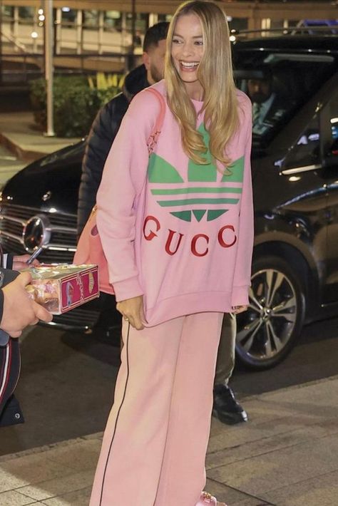 #Barbieoutfits, Barbie Fashion,Barbie Outfits inspire,Barbie Outfits Aesthetic,Barbie Outfits inspo Barbie Street Style, Margot Robbie Barbie Outfits Press Tour, Margot Robbie Outfit, Margot Robbie Photos, Margot Robbie Style, Face Ideas, Sydney Airport, Pink Sweats, Photos Inspo