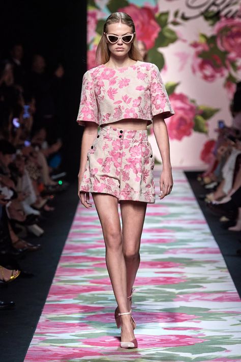 Blumarine Spring 2020 Ready-to-Wear Collection - Vogue Haute Couture Style, Gaun Fashion, New Blouse Designs, Moda Jeans, Milano Fashion Week, Floral Midi Skirt, Mode Inspo, Fashion 2020, Looks Style