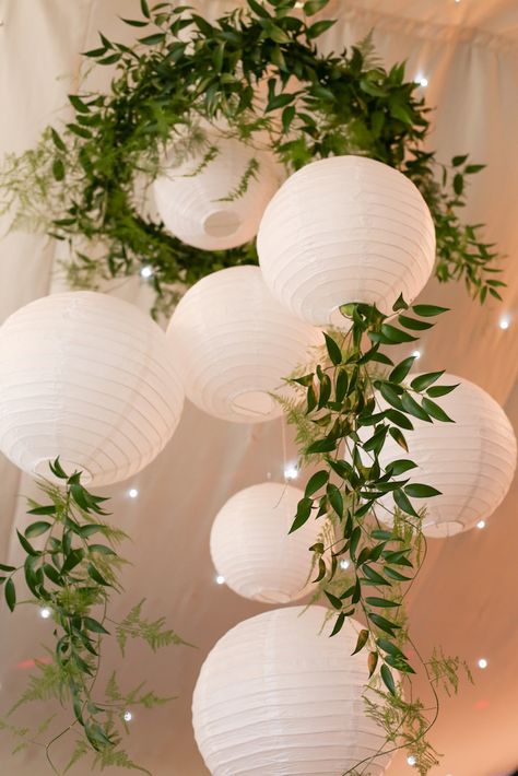 Small Garden Wedding Decorations, Indoor Floral Party Decor, Botanical Decorations Party, How To Decorate Paper Lanterns, Garden Themed Decorations, Plant Decor Party, Natural Party Decor, Earthy Decorations Party, Nature Decorations Party