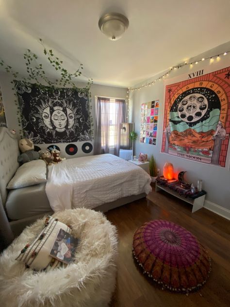 Aesthetic Wall Tapestry, Groovy Bedroom Ideas, Tapestry On Ceiling, Room Tapestry Ideas, No Headboard Ideas Bedroom, College Rooms, Tarot Tapestry, Aesthetic Tapestry, Indie Bedroom