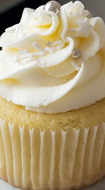 Vanilla Cupcakes With Buttermilk, Buttermilk Cupcake Recipes, Vanilla Buttermilk Cupcakes, Best Moist Vanilla Cupcakes, Vanilla Cupcakes No Butter, Cupcakes With Buttermilk, Vanilla Frosting For Cupcakes, Best Vanilla Cupcakes, French Vanilla Cupcakes