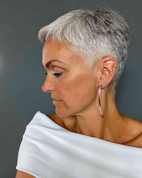 25 Women With Grey Hair Who Got a Stunning Silver Hair Color Transformation Pixie Haircut Grey Hair, Grey Pixie Haircut, Women With Grey Hair, Blonde Hair Short, Short Grey Haircuts, Baked Burgers, Hair Color Transformation, Straight Brunette Hair, Haircut Gray Hair