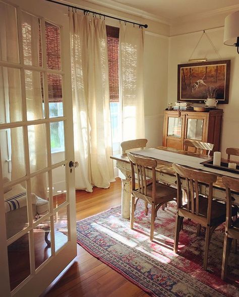 Love the unlined linen with matchstick blinds! Hgtv Living Room, Home Town Hgtv, Erin Napier, Grandmillenial Style, Grandmillennial Style, Vintage Meets Modern, Craftsman Interior, Open Plan Kitchen Living Room, In My Bag