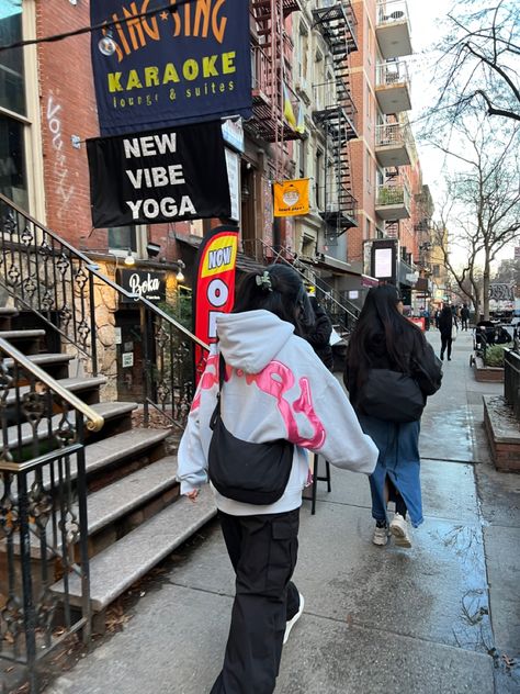 two girls walking in the streets of nyc. baggy bag hoodie cargos jordan’s Cresent Baggu Bag, Baggu Crescent Bag Outfit Aesthetic, Baggu Crescent Bag Aesthetic, Baggu Bag Outfit, Baggu Crescent Bag Outfit, Baggu Crescent Bag, Baggu Crescent, Baggu Bag, Bag Hoodie