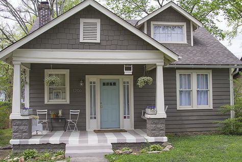 Love the colors on this house Black And White And Loved All Over: A Haint Blue Porch Ceiling. Cottage Walls, Haint Blue Porch Ceiling, Blue Porch Ceiling, Craftsman Colors, Cottage House Exterior, Exterior Paint Schemes, Gray House Exterior, Trendy House, Haint Blue