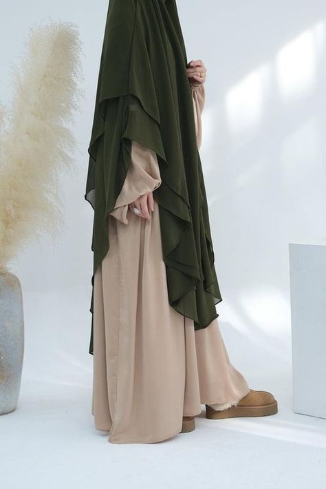 Wowowowowowowowowowowowo Owo Olive Green Hijab Outfit, Green Hijab Outfit, Assignment Design, Annah Hariri, Designer Abaya, Khimar Style, Green Hijab, Khimar Hijab, Long Hijab