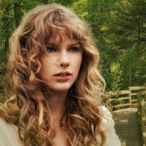 Taylor Swift Wavy Bangs, Taylor Swift Curly Hair Natural Curls, Taylor Swift Bangs Curly, Curly Hair Taylor Swift, Taylor Swift Curly Bangs, Taylor Swift Wavy Hair, Taylor Swift Hair 2023, Taylor Swift Hair Curly, Woodvale Taylor Swift