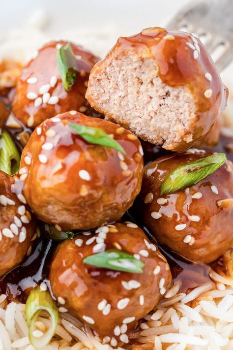 Honey sriracha meatballs Turkey Meatballs Asian, Meatballs Asian, Sriracha Meatballs, Asian Chicken Meatballs, Sweet Spicy Sauce, Baked Turkey Meatballs, Turkey Meatballs Baked, Meatball Bake, Sweet And Spicy Sauce