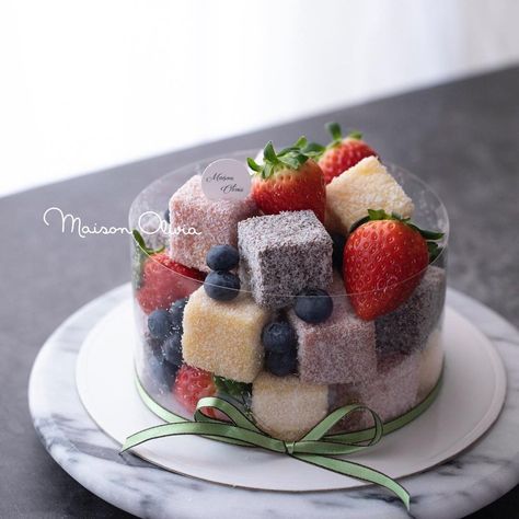 Professional Desserts, Lamington Cake Recipe, Lamington Recipe, Passion Fruit Sauce, Finger Cake, Delicate Cakes, Lamington Cake, Lamingtons Recipe, Metdaan Cakes