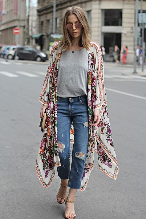 20 Looks con kimonos que te darán una idea de como usarlos Bohemian Schick, Stile Boho Chic, Chiffon Cardigan, Boho Mode, Kimono Outfit, Boho Summer Outfits, Bohemian Mode, Boho Chic Outfits, Moda Boho