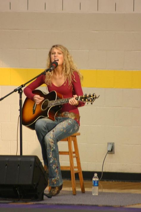 Taylor Swift Old Pictures, Rare Taylor Swift Photos, Taylor Swift Pics, Taylor Swift Country, Rare Taylor Swift, Debut Era, Young Taylor Swift, Taylor Swift Photos, Taylor Swift Tour Outfits