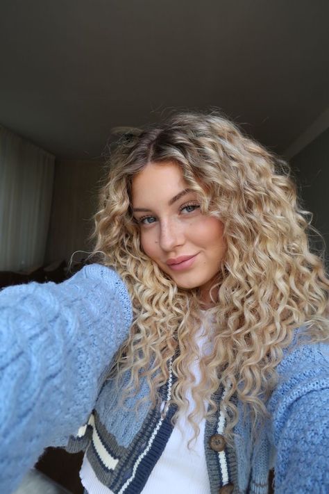 2023 Hair Color Trends For Women Curly, Long Blonde Permed Hair, Blonde Hair Color Ideas For Curly Hair, Short Curly Blonde Hair Natural, Blonde Hair Perm, Natural Curly Blonde Hair, Curly Perm Before And After, Blonde Natural Curly Hair, Blonde Balayage Curly Hair