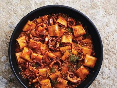 Giorgia Goggi mixes this slow-cooked tomato sauce with octopus and saffron into paccheri pasta di Gragnano, a thick, air-dried Italian macaroni. Recipes With Octopus, Octopus Pasta, Stracciatella Recipe, Best Tomato Sauce Recipe, Corkscrew Pasta, Nara Smith, Pasta Ideas, Octopus Recipes, Seafood Recipe