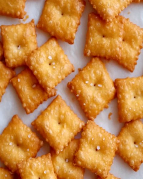 Sourdough Cheez-It Crackers Recipe – Crispy, Cheesy Snack Delight Soft Pretzel Recipe, Cheesy Snack, Grill Cheese Sandwich Recipes, Crackers Recipe, Cheese Sandwich Recipes, Vegan Cheddar, Pretzels Recipe, Cheesecake Cookies, Cracker Recipes