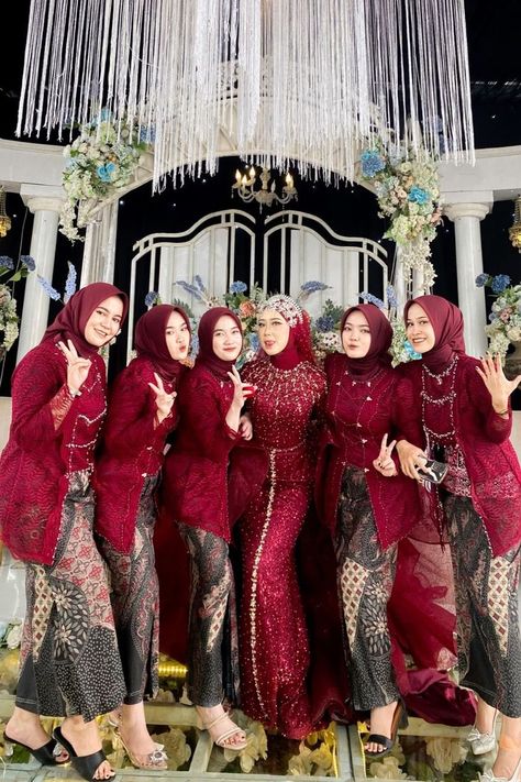 SAVE PIN INI AGAR KAMU MENDAPAT IDE OOTD MENARIK LAINNYA Kebaya Bridesmaid Modern, Inspirasi Bridesmaid Hijab, Braidsmaid Hijab, Maroon Hijab, Kebaya Bridesmaid, Kondangan Outfit, Bridesmaid Poses, Model Kebaya, Kebaya Muslim