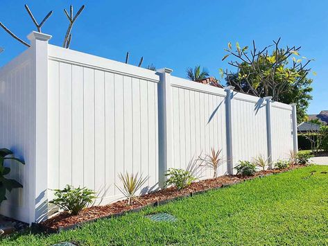 Hamptons Style Front Fence, Hamptons Fence Ideas, White Privacy Fence Ideas, Beach House Fence, White Fence Backyard, White Fence Ideas, Front House Fence Ideas, House Fence Ideas, Front Fence Ideas Australia