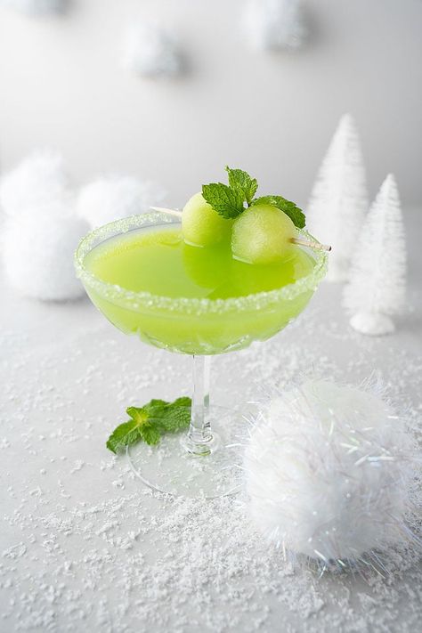 Cantaloupe Cocktail, Melon Cocktail, Grinch Cocktail, St Patrick's Day Menu, Grinch Drink, Green Cocktails, Creamy Cocktails, 37th Birthday, Melon Liqueur