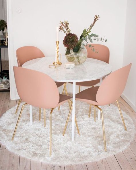 Small Dining Room, Dining Suites, Record Player Stand, Decor Ikea, Cute Dorm Rooms, Pink Home Decor, Small Dining, Decor Minimalist, Design Living