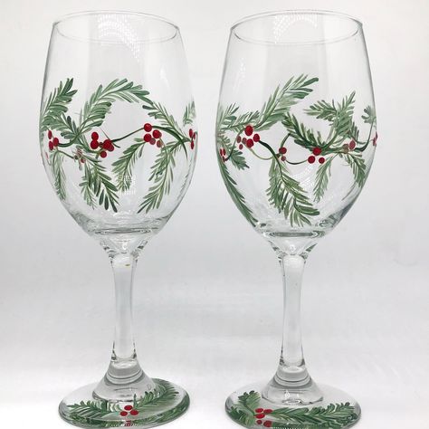 Our hand painted holly berry wine glasses make the perfect holiday hostess gift this holiday season. Add them to a gift bag or basket along with a bottle of the hosts favorite wine and you have a lovely gift for the host or hostess. Green garland and red holly berries circle the wine glass, adding a festive touch this winter while enjoying a glass of wine by the fireplace. A simple yet unique wine lover gift. ITEM DETAILS: 🤍The price shown is for 2 wine glasses 🤍Select size and style 🤍Each gl Painted Wine Glasses Christmas, Hand Painted Stemless Wine Glasses, Holiday Wine Glasses, Diy Wine Glasses Painted, Vintage Wine Glass, Pretty Wine, Christmas Wine Glasses, Diy Wine Glasses, Autumn Wine