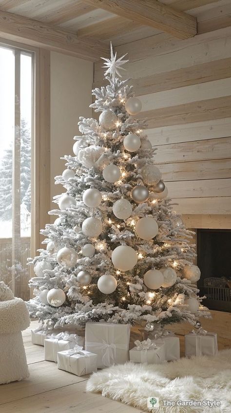 White Baubles Christmas Tree, Christmas Tree All White Ornaments, All White Christmas Tree Decor, Modern White Christmas Tree Ideas, Christmas Tree Modern Minimalist, White Christmas Tree Aesthetic, Xmas Tree Aesthetic, White And Silver Christmas Tree Ideas, Christmas Tree Ideas Aesthetic