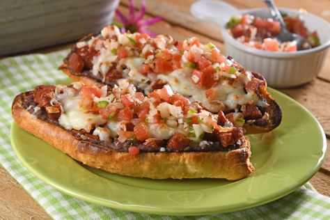 Este platillo siempre es la elección más popular para el desayuno o la cena, unos deliciosos molletes con base de bolillo tostado con mantequilla, untados con frijoles refritos, chorizo doradito, rico queso asadero, con un toque ácido y picosito de salsa pico de gallo. Increíbles. Outdoor Griddle Recipes, Hispanic Dishes, Frijoles Refritos, Recipes Authentic, Mexican Dinner, Mexican Foods, Cooking Game, Hispanic Food, Yummy Comfort Food