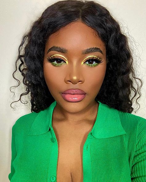 Bottom Eyeshadow Looks, Green Graphic Liner, Green Makeup Look, Under Eye Makeup, Green Smokey Eye, Office Makeup, Awesome Makeup, Green Makeup, Glam Makeup Look