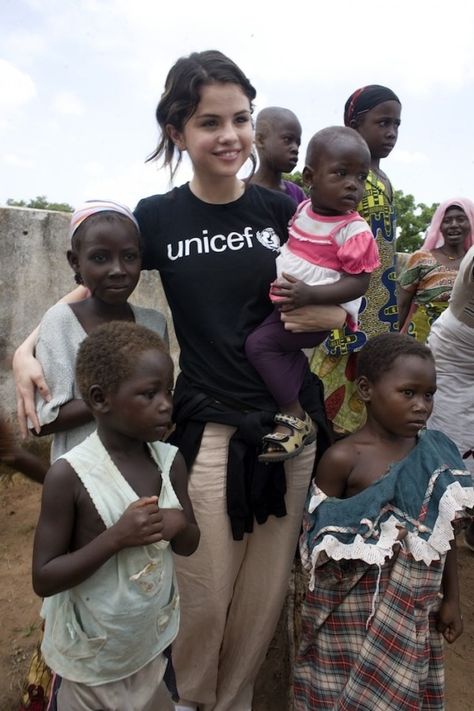 Selena Gomez working in Africa for UNICEF. Voulenteering Aesthetic, Unicef Women, Selena Gomez Facts, Selena G, Charity Work, Missions Trip, Marie Gomez, Narnia, Worlds Of Fun