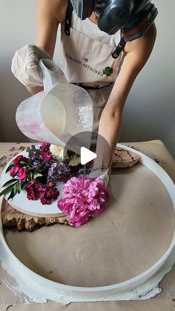 Resin Flower Table, Resin Ideas Projects, Resin Art Table, Resin Pouring, Hot Tub Patio, Crafty Decor, Hand Painted Table, Resin Crafts Tutorial, Flower Preservation