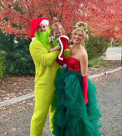 Grinch Party Outfits Women, Diy Martha May Whovier Costume, Whos From Whoville Costume, Grinch Themed Costumes, Martha May Costume Diy, Whoville Christmas Outfits, Grinch Family Photos, Diy Whoville Costumes For Women, Cindy Lou Who Photoshoot