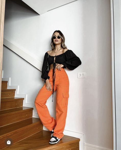 Orange Cargo Pants Outfit, Pantalon Naranja Outfits, Orange Pants Outfit, Outfit Trabajo, Pantalon Orange, 70’s Outfit, Cargo Outfit, Sneaker Outfits, Orange Fits