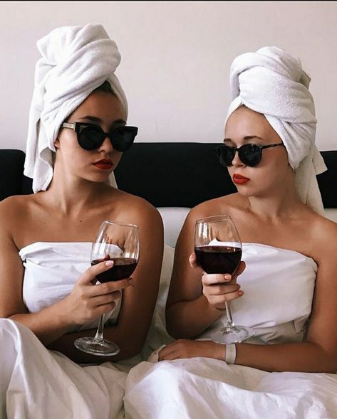 Towel Girl, Sisters Photoshoot, Photoshoot Studio, Best Friend Photoshoot, Bff Photoshoot Poses, Bff Photoshoot, Best Friends Shoot, Cute Friend Pictures, Best Friend Goals