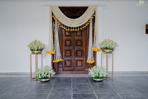 Entrance Door Decoration Indian, Door Decorations Indian, Door Flower Decoration Indian, Main Door Flower Decoration Indian, Flower Decoration Indian, Boho Lobby, Traditional Backdrop Decoration, Toran Ideas, Backdrop Lights