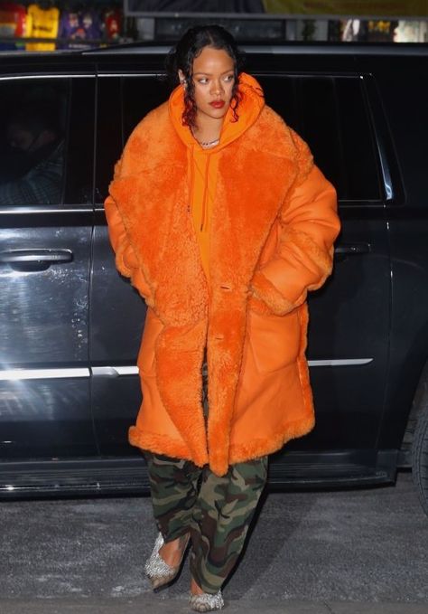 Rihanna Fur, Orange Fur Coat, Shopping In Nyc, Looks Rihanna, Rihanna Outfits, Rihanna Looks, Rihanna Riri, Rihanna Style, Nyc Shopping