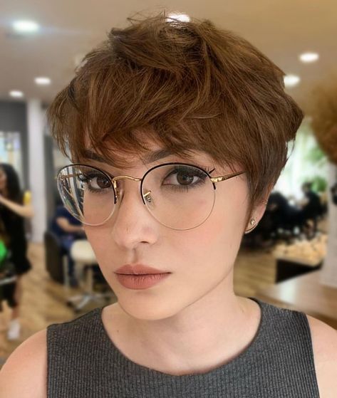 Short Messy Pixie with Bangs Pixie Hair With Glasses, Hair Accessories For Pixie Cut, Short Hair Glasses Women, Pixie Glasses, Pixie Haircut With Glasses, Pixie With Glasses, Pixie Cut With Glasses, Pixie Styling, 2023 Glasses