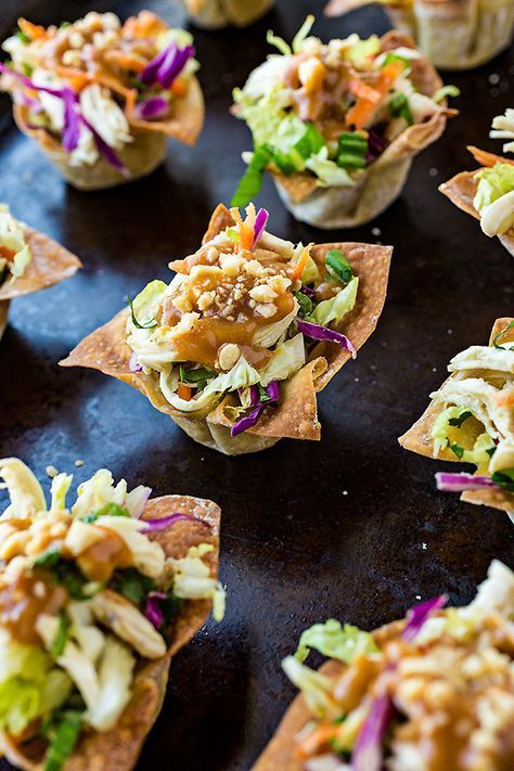 Thai Chicken Salad Wonton Cups with Peanut Sauce Dressing| thecozyapron.com Chicken Salad Wonton Cups, Salad Wonton Cups, Chicken Salad Wontons, Peanut Sauce Dressing, Pasti Fit, Gourmet Catering, Thai Chicken Salad, Won Ton, Wonton Cups