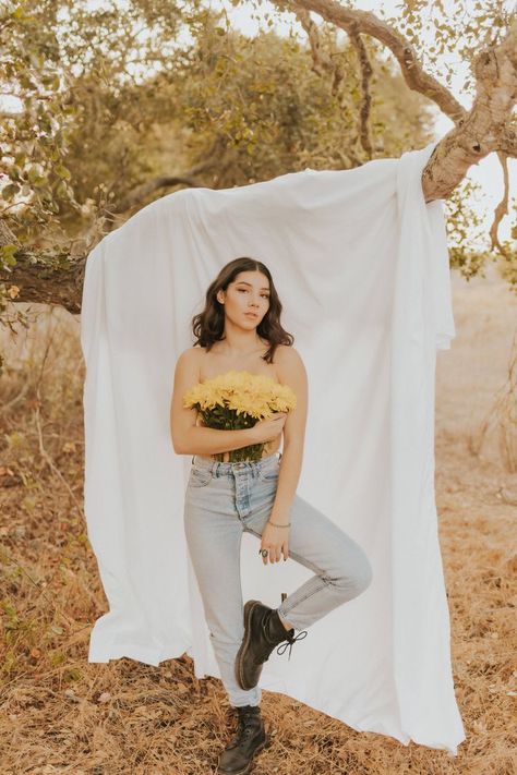 Flower Shirt Photoshoot, Shirt Photoshoot, Top Photoshoot, Flower Shoot, Portraits Outdoor, Outdoor Portrait, Spring Photoshoot, Flower Photoshoot, Poses Women