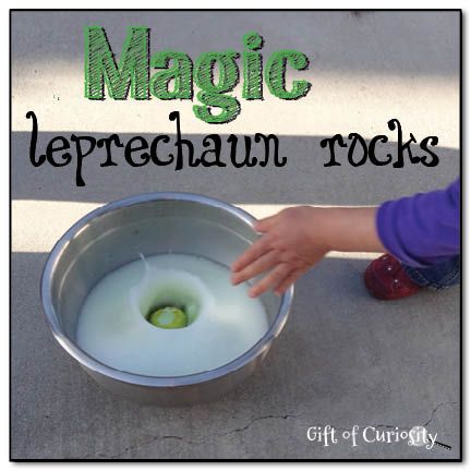 Magic leprechaun rocks. so fun! she molded a baking soda clay around coins and let them dry out into rocks. then hid them for the kids to find and then told them they needed to wash them before they brought them inside. the water was really vinegar and so the rocks fizzed until the "gold" was revealed. LOVE this! Leprechaun Rocks, Leprechaun Tricks, Sant Patrick, Leprechaun Gold, March Crafts, Hantverk Diy, St Patricks Day Crafts For Kids, March Activities, St Patrick Day Activities