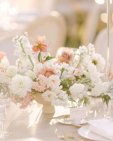 Blush Romantic Wedding, Light Pink And White Centerpieces, Light Peach Flowers, Peony And Rose Wedding Bouquet, Blush Flower Arrangements, Blush Flowers Centerpiece, Wedding Table Decorations White, Neutral Centerpieces, Wedding Floral Arrangements Centerpieces