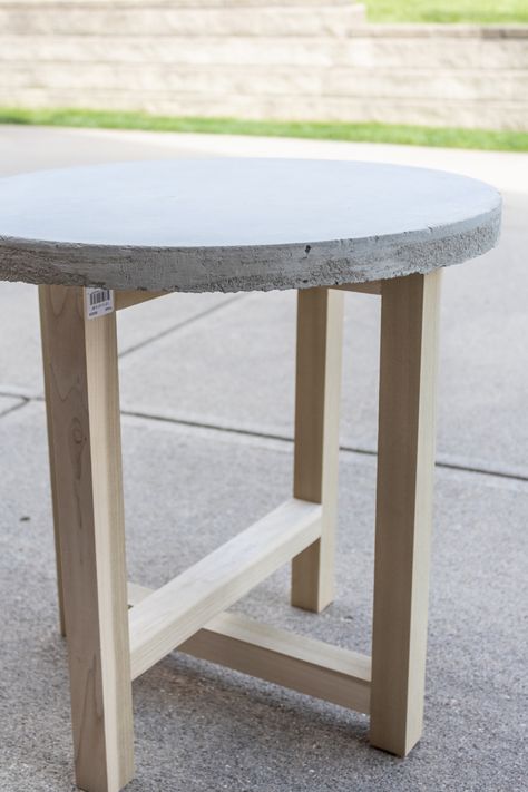 Learn how to make this inexpensive wood and concrete table for your patio this summer and find out how we got a Pottery Barn look on a budget. All the build details are in the post! Concrete Top Coffee Table, Concrete Table Top Diy, Concrete Top Table, French Foyer, Outdoor Concrete Table, Diy Concrete Table, Concrete End Table, Pottery Barn Look, Concrete Table Top