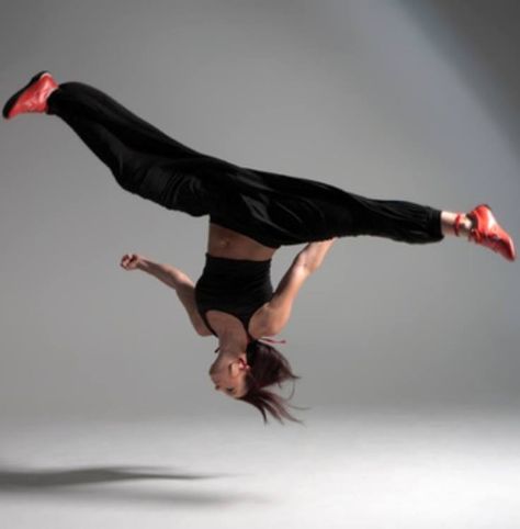 Back flip with extended kick Chloe Bruce, Female Martial Artists, Tai Chi Chuan, Martial Arts Women, Anatomy Poses, Martial Artists, Human Poses, Martial Artist, Dynamic Poses