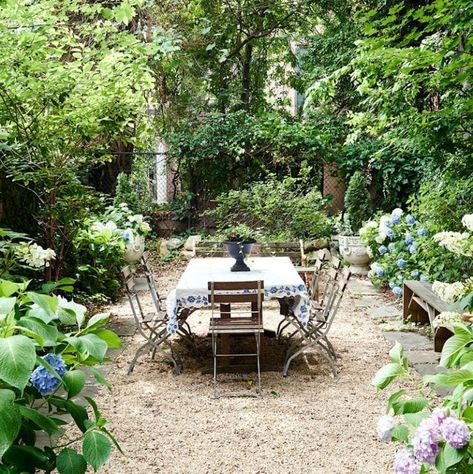 25 Seriously Jaw Dropping Urban Gardens | Laurel Home Pea Gravel Patio, Small Urban Garden, Provence Garden, Patio Trees, Diy Garden Patio, Garden Patio Decor, Gravel Patio, Exquisite Gardens, Pea Gravel