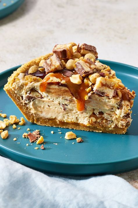 No-Bake Snickers Pie Snickers Pie, Snickers Cheesecake, Salted Peanuts, Snickers Bar, Easy No Bake Desserts, No Bake Pies, Pie Cake, Graham Cracker Crust, Recipes To Make