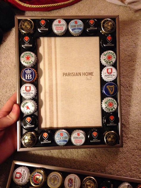 DIY Christmas present for dad. Beer caps collected over the year glues around a picture frame #diy #fathersgift #christmas Diy Christmas Gifts For Guys, Christmas Gifts For Guys, Diy Wood Candles, Diy Christmas Gifts For Men, Picture Frame Diy, Diy Father's Day Crafts, Bottles Diy, Diy Christmas Presents, Gifts For Guys