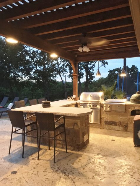 Barndominium Ideas Outdoor Kitchen, Western Outdoor Kitchen, Texas Outdoor Kitchen, Southwest Outdoor Kitchen, Barndominium Outdoor Kitchen, Outdoor Mexican Kitchen, Texas Traditions, Covered Patio Design, Couches Living