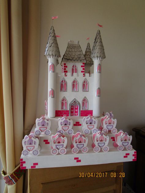 urne chateau pour le baptême d'une princesse. Princess Carriage, Princess Diy, Valentine Box, Barbie House, Stand Design, Samara, Baby Cards, Gingerbread House, Candy Bar